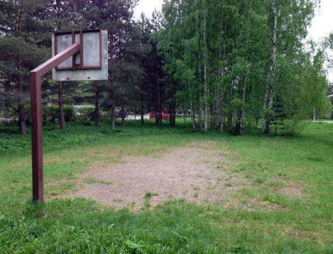 2 -alue kenttä = 266 m 2 Pintavesien ohjaus pallottelu, kesällä sora ei aitausta ei rakenteellisia suorituspaikkoja koripallokoriteline ei ei leikkipaikkaa Toimenpide-esitys Poistamisen perusteet