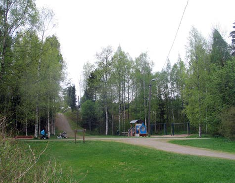 2 -alue kenttä = 251 m 2 lentopallo, kesällä sora ei aitausta ei rakenteellisia suorituspaikkoja lentopallotolpat ei leikkipaikkaa Pintavesien ohjaus Toimenpide-esitys Poistamisen perusteet ei