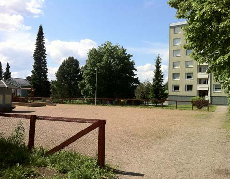 Jurvalanpuisto Jurvalanpuisto Viheraluetyyppi 3 pallottelu; kesäkäyttö; vapaassa käytössä sora luistinkentän ja leikkikentän ympärillä 102 cm aitaus, punainen puukehikko ja teräsristikkoaitaa ei