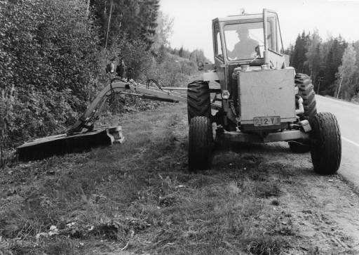 4 Kuva 3. Tienvarsiniittoa vuonna 1973. Aarre Kauppinen / Liikenneviraston kuvakokoelma / Mobilia. [4.