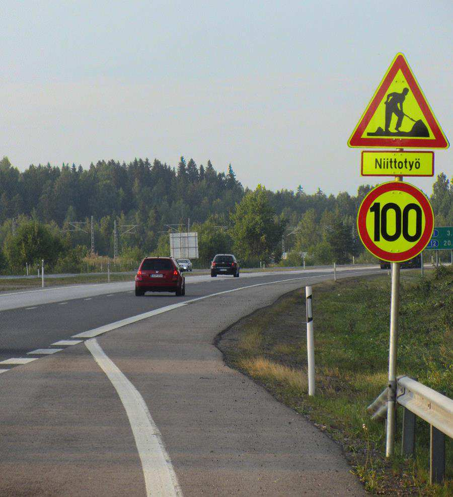 26 Kuva 22. Kuorma-autoon asennettu törmäysvaimennin. [8.] Tienvarsiniitto on hitaasti etenevää työtä, joten se aiheuttaa vaaraa muulle liikenteelle.