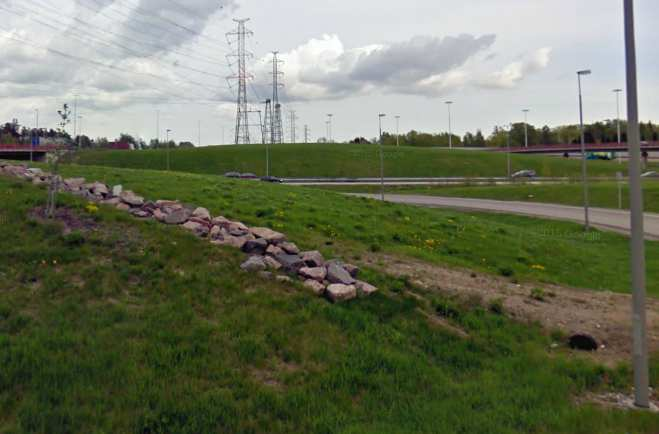 35 Kuva 28. Niitettävä rampin sisäosa työtä hidastavine esteineen. Kehä III:n ja kt 45:n liittymä. Google Maps:n Street View -näkymä. Syyskuu 2011. [14.] 7.