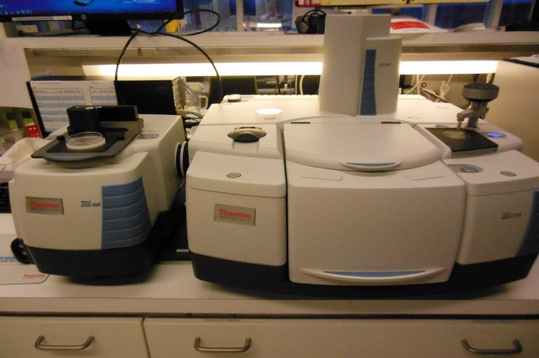 C A B Kuva 7. Valio Oy Turengin tehtaan laadunvalvontalaboratorion Thermo Scientific TM Nicolet is TM 50 -analysaattori (Oinonen 2015). Kuvassa 7 olevat kirjaimet kuvaavat analysaattorin pääosia.