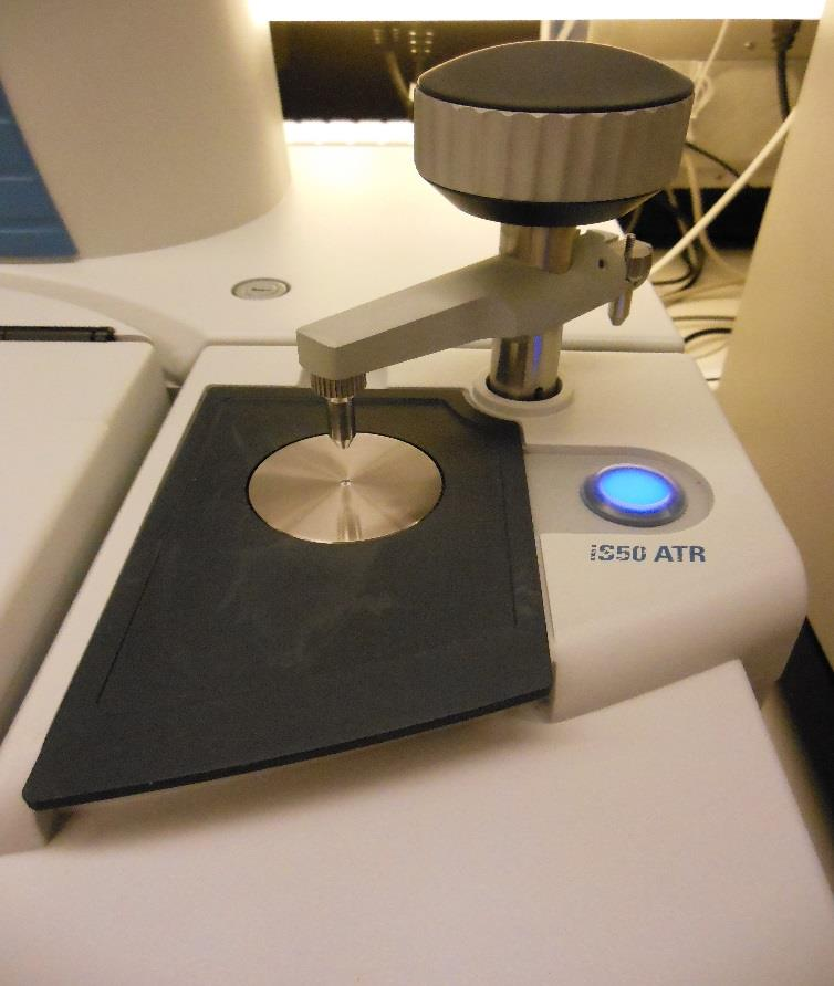 D C B A Kuva 8. Thermo Scientific TM Nicolet is TM 50 -analysaattorin ATR-mittausyksikkö. Mittausyksikkö on aktiivinen turkoosin valon palaessa (merkitty tunnuksella C). (Oinonen 2015.