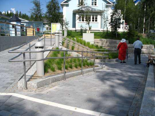 19 Kulkuväylät ja aukiot Muistilista Reittien selkeys, katkeamattomuus ja hahmotettavuus Riittävä leveys: min 2,3 m, jk+pp 3,5 m, vapaa kulkutila 1,5 m Kovat ja tasaiset pintamateriaalit