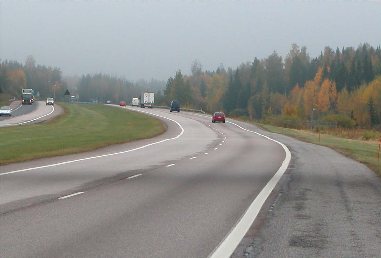 PAINUMAPROFIILIMITTAUKSET 29 TESTIKOHDE VT 7 PORVOON MOOTTORITIE Kuva 22. Valokuva kohteesta K21. K2: TSV:n kaltevuuden muutos Oikolautojen pituudet 2, 10 ja 55 m 2.0 % 1.