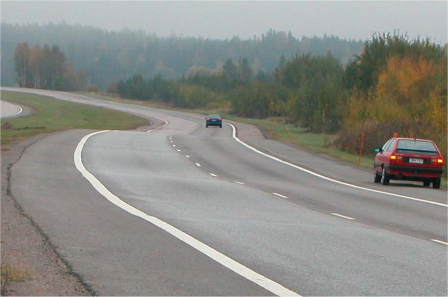 PAINUMAPROFIILIMITTAUKSET 33 TESTIKOHDE VT 7 PORVOON MOOTTORITIE Kuva 27. Valokuva kohteesta K31. K3: TSV:n kaltevuuden muutos Oikolautojen pituudet 2, 10 ja 55 m 2.0 % 1.