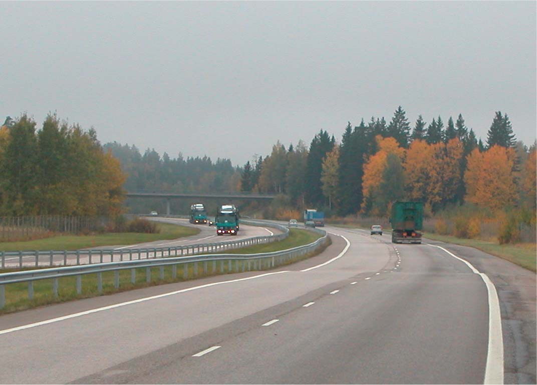 PAINUMAPROFIILIMITTAUKSET 37 TESTIKOHDE VT 7 PORVOON MOOTTORITIE Kuva 32. Valokuva kohteesta K41. K4: TSV:n kaltevuuden muutos Oikolautojen pituudet 2, 10 ja 55 m 3.