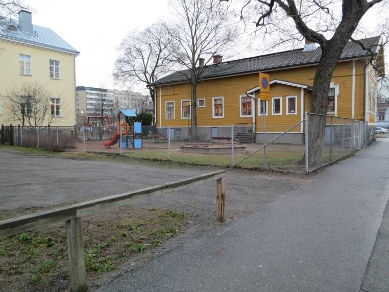 6 3. Äyrilä Tontilla 6092-23-79 sijaitseva Äyrilänä tunnettu raennus on alun perin vuodelta 1854. Raennusessa toimii nyyisin Porin englanninielinen leiiouluyhdistys ja tasiasema.
