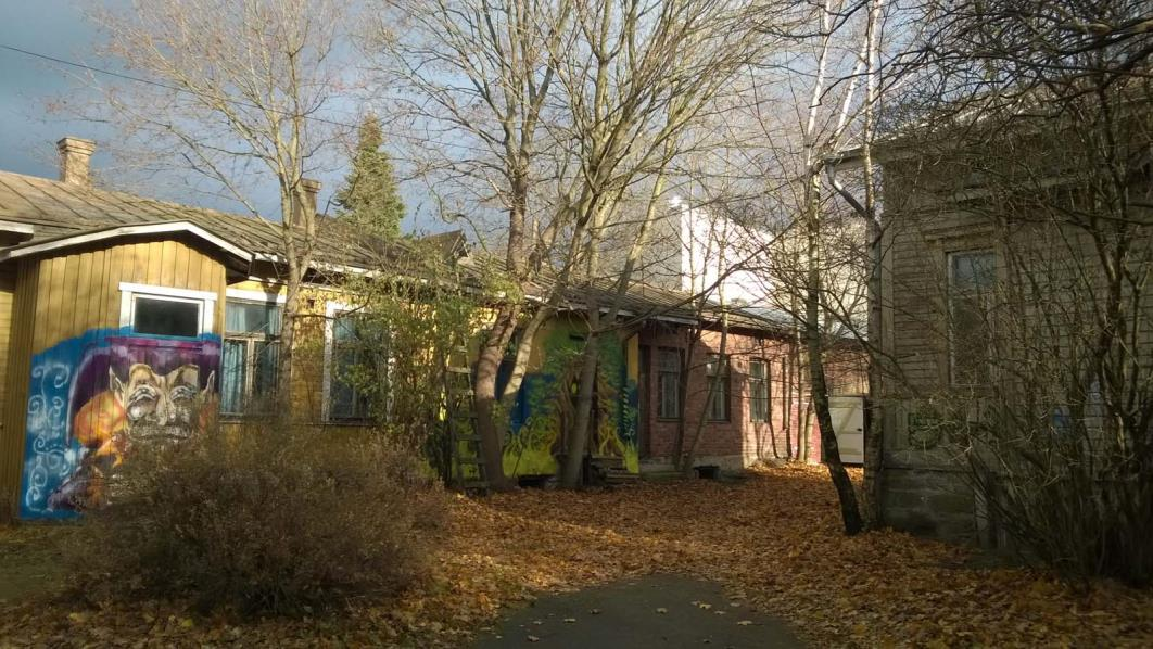 7 Tontin 609-2-23-1080 (artan ohde 1, Liusian talo) sisäpihaa Otavanadun ja Länsipuiston risteysestä 1990-luvulla purettu