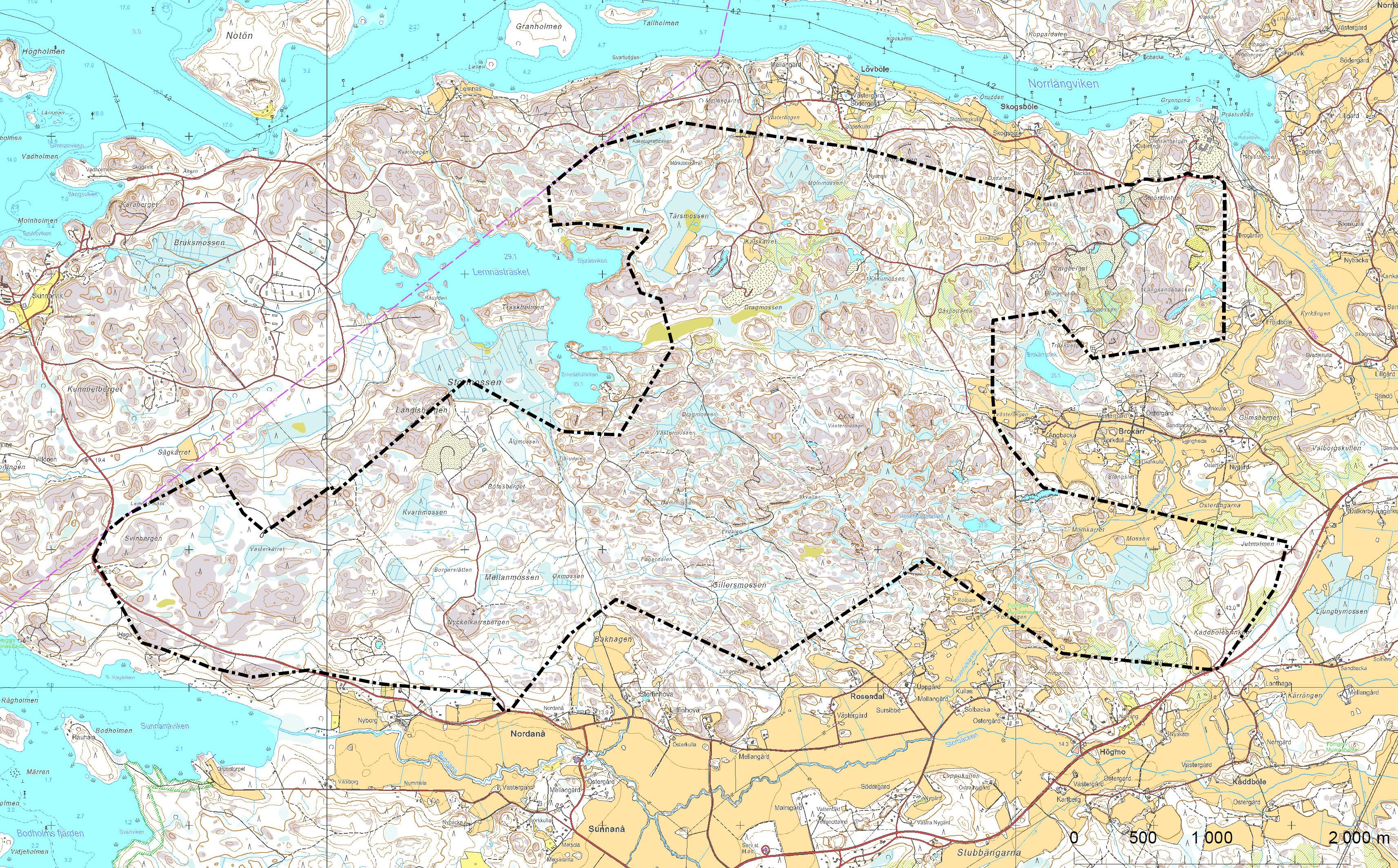 1. SIJAINTI JA NYKYTILANNE Kaavoitettava alue sijaitsee Brokärrin, Lövbölen, Nordanån ja Skinnarvikin välisellä laajalla metsäalueella noin 10 km päässä Kemiön keskustasta lounaaseen.
