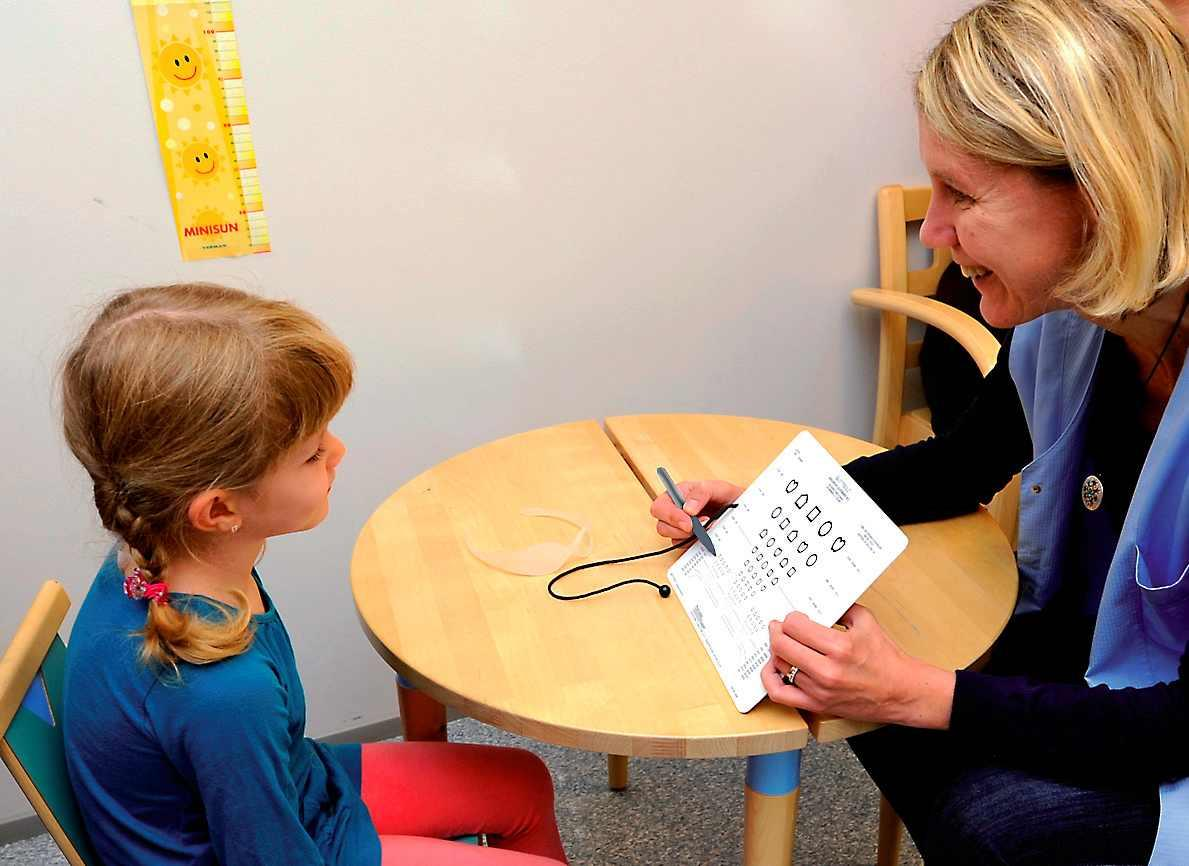 Lähinäön tutkimisessa käytetään mm. LEA- symboli- lähinäkötestiä, jossa tutkimusetäisyys on 40 cm (kuvio 3). Ensimmäiseksi lapselle esitetään lähinäkötaulu ja mitataan silmien yhteisnäöntarkkuus.