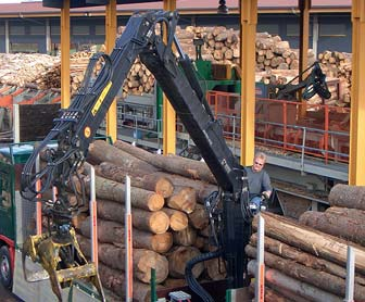 Hiab Jonsered on tehty kestämään Hiab Jonsered on jo neljän vuosikymmenen ajan ollut edelläkävijä puunkäsittelyssä niin ajoneuvoissa kuin kiinteästi asennettuinakin.