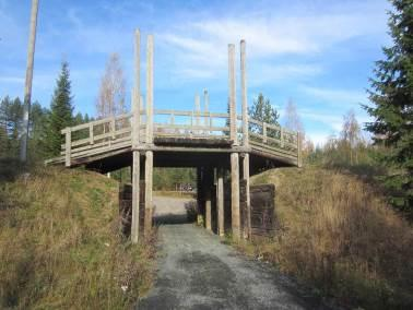 22 3.5 Patakukkulan latusilta Silta on tyypiltään puinen palkkisilta ja se ylittää Patakukkulan urheilualueelle johtavan huoltotien.
