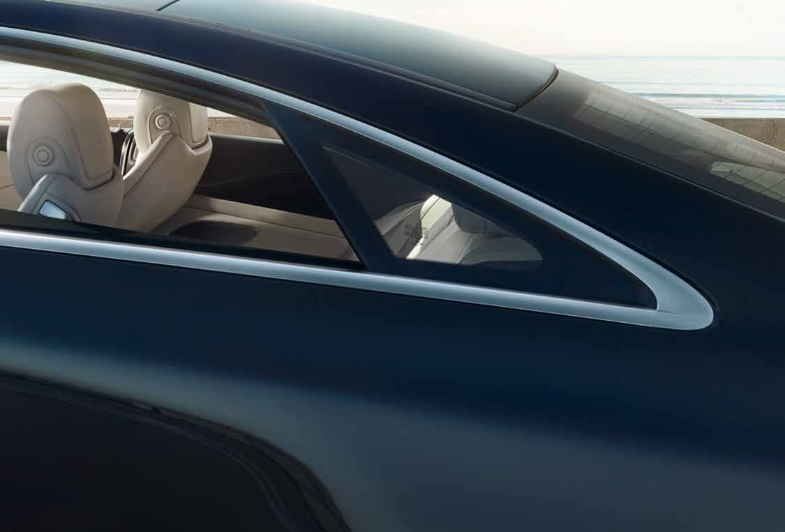 Kutsu kiehtovaan maailmaan Ylellisen Gran Turismo -auton perinteitä noudattaen uusi E-sarjan Coupé tarjoaa neljällä täysikokoisella istumapaikalla kaiken mahdollisen mukavuuden ja runsaasti tilaa