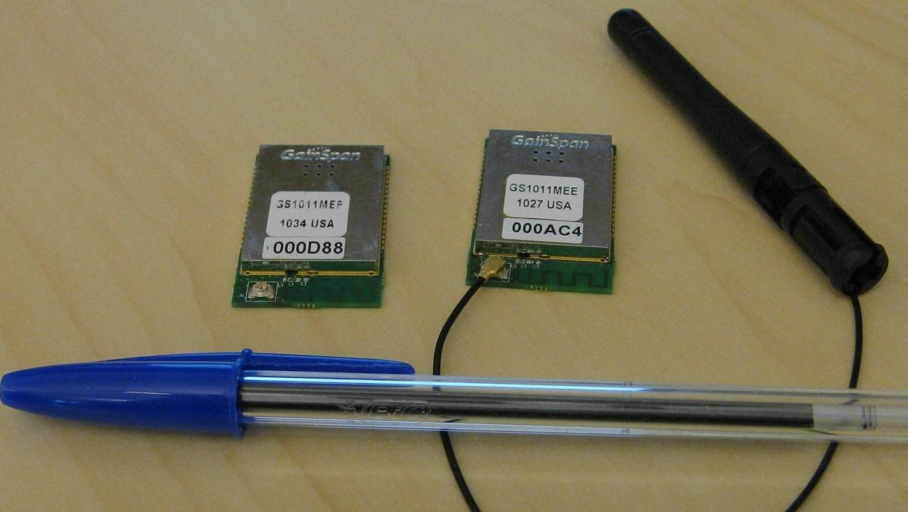 25 KUVA 6. GS1011M-moduulia käyttävän sovelluksen lohkokaavio [17] GS1011M-moduuleita on neljää eri mallia, jotka eroavat toisistaan antennivaihtoehdoiltaan sekä lähetystehoiltaan.