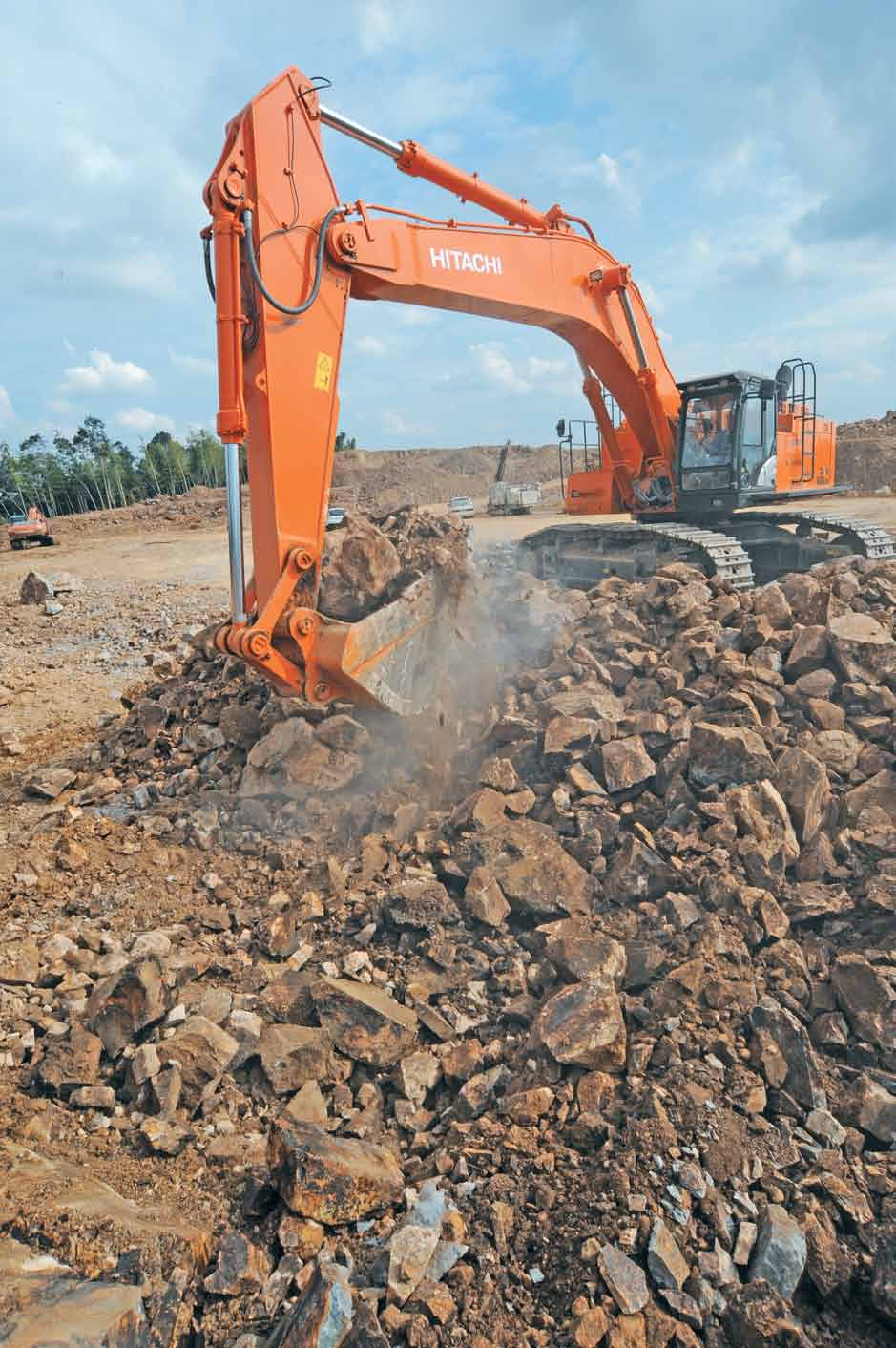 ZX670-5 SUORITUSKYKY Asiakkaamme odottavat suurten Hitachi-kaivukoneiden pitävän vakaasti yllä korkeaa suorituskykytasoa, käytetäänpä niitä suurilla rakennustyömailla tai kiireisillä avolouhoksilla.