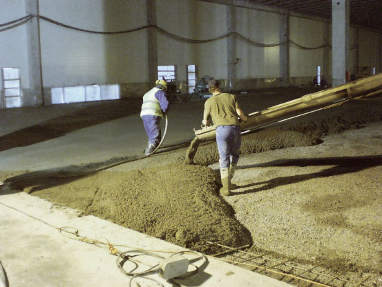 3 Kuitubetonia käytettäessä betonimassa voidaan toimittaa autolla suoraan valualueelle. 4 Saumattomassa lattiassa korostuu liikunta- ja työsaumojen laatu.