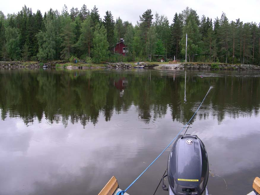 22 Kuva 16. Sukellushavainnointia Kokemäenjoen Talankoskella kesäkuussa 2007. Uoman penkat olivat enimmäkseen jyrkkiä. Ranta syveni usein varsin nopeasti ainakin 2-3 metriin.