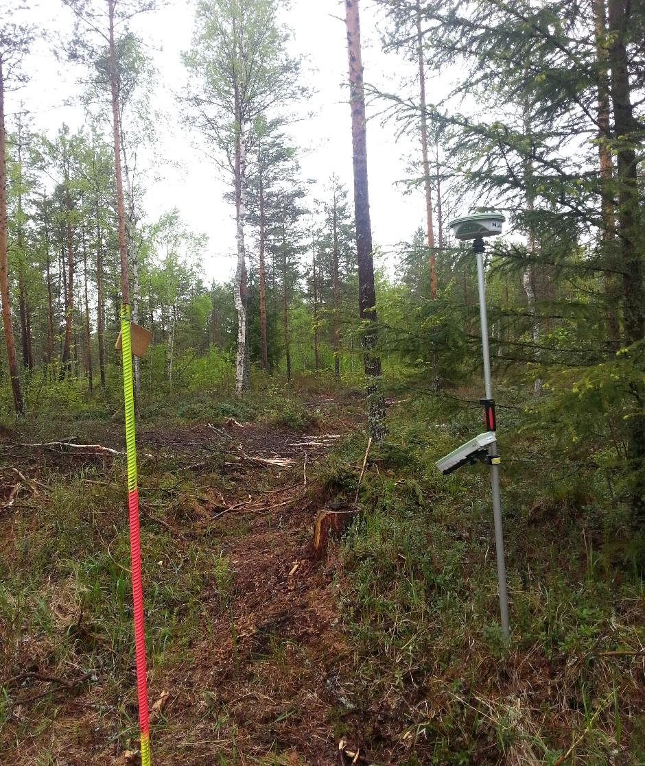 24 Kuvio 10. Haastavaa mittausympäristöä Sateellittigeometrialla tarkoitetaan satelliittien lukumäärää ja sijaintia havaitsijaan nähden.