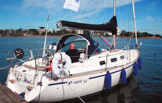 Event 34 Suomen purjevenemarkkinoille on rantautunut uusi merkki. Slovenialainen Event 34 on tuulilasilla varustettu vankan oloinen matkapursi.