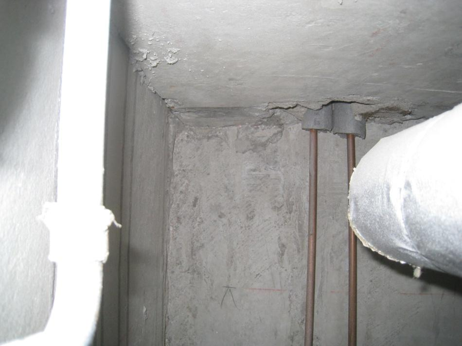 Raportti 2014 2(6) Samassa yhteydessä päiväkodin sähkökeskuksen lattialuukun alla olevat läpiviennit tiivistettiin ensin polyuretaanilla, jonka päälle laitettiin Tremco SPS 525 kaasukitti.