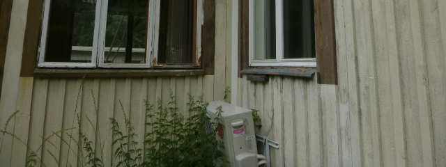 10 11. Ikkunat ja ulko-ovet HAVAINNOT Kuistin ikkunat ovat vanhat ja huonokuntoiset. Asuinhuoneiden ikkunoissa ei havaittu korjausta vaativia vaurioita.