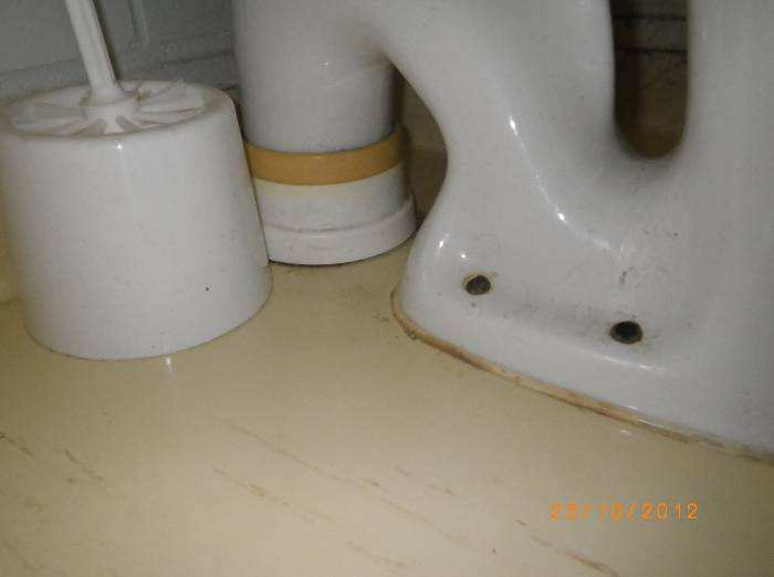 10/38 Lattian eristetilan kosteus tarkastettiin käytävän WC:stä (huone 116). Lattian eristetilassa oli ko. kohdassa irtovettä (mittapiste 1). Lattian pintabetoni oli märkä (mittapiste A). Kuva 8.
