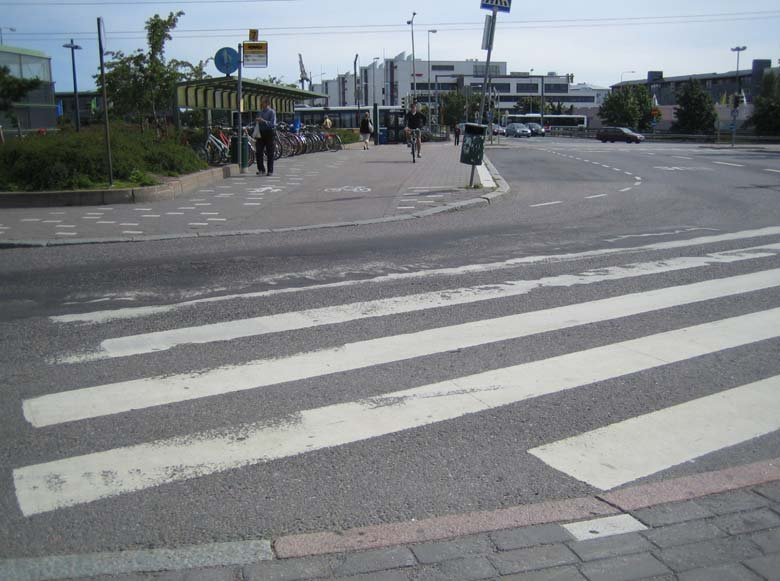 K-kauppa Hertan ja Herttoniemen metroaseman välissä kulkeva kevyen liikenteen väylä on yhteytenä sekava (kuva 11).