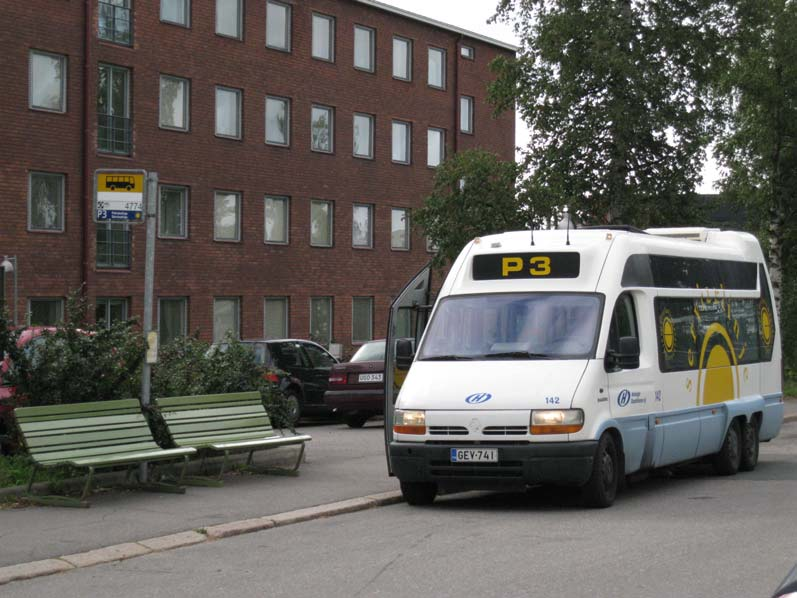 7.3 Joukkoliikenteen pysäkit Abraham Wetterintien varren bussipysäkit Roihuvuoren koulujen kohdalla ovat katoksettomia (kuva 39).