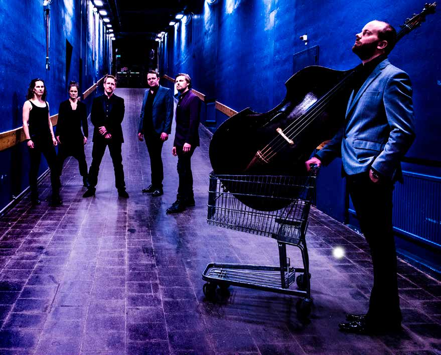 ONNEN TUNTI 2 / LYCKOTIMMEN 2 / MOMENT OF BLISS 2 The Stockholm Syndrome Ensemble: Malin Broman, viulu / violin Malin William-Olsson, viulu / violin Catherine Ribes, alttoviulu / altviolin / viola