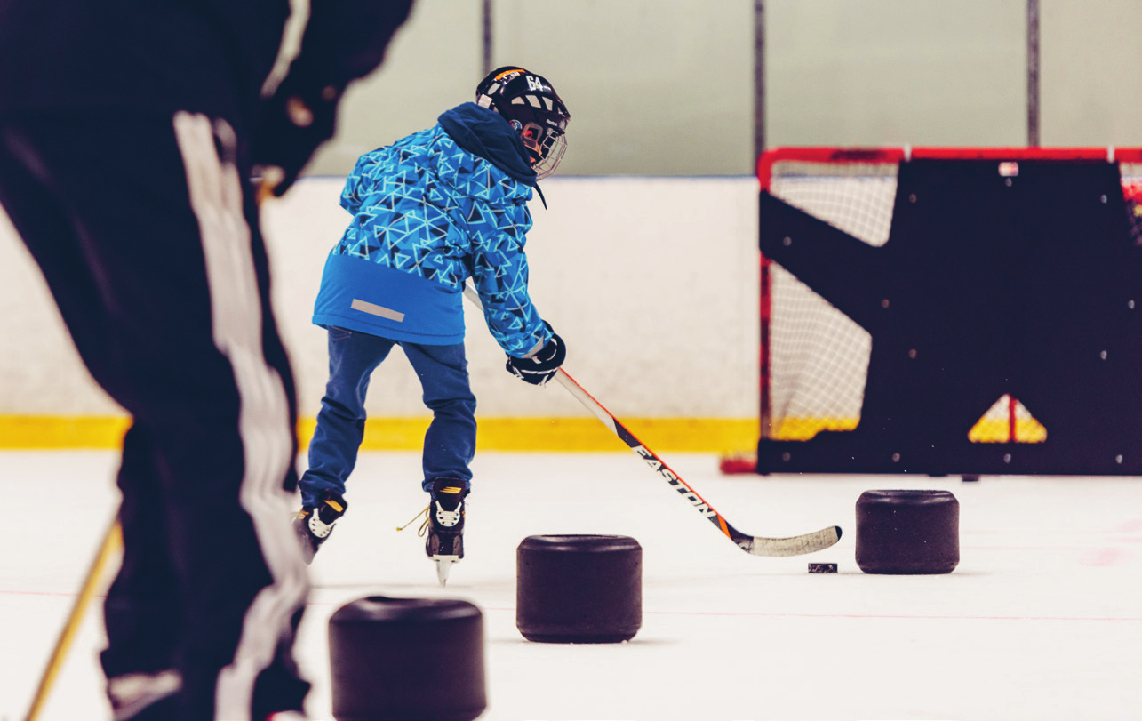 EasyHockey Hinta 25,00 EasyHockey-toiminta on tarkoitettu kaikille 10 18-vuotiaille jääkiekosta kiinnostuneille nuorille, jotka eivät vielä harrasta jääkiekkoa tai ovat lopettaneet varsinaisessa