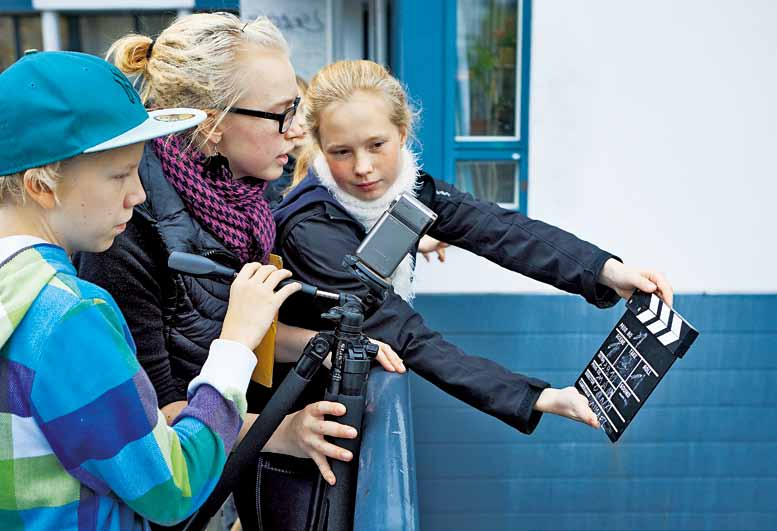 lyhanke sekä loppuvuonna 2011 aloitettu Arvostele mun LOU- NAS -kerho.