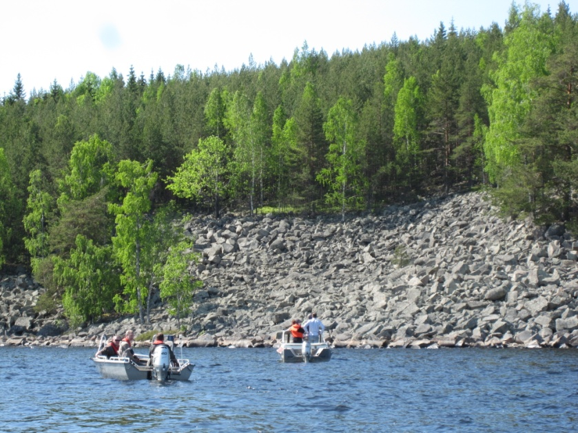 Kuva 5. Alttarikivi on Puulan tunnetuin raukki, sienimäiseksi kulunut kalliotappi. Kuva 6.