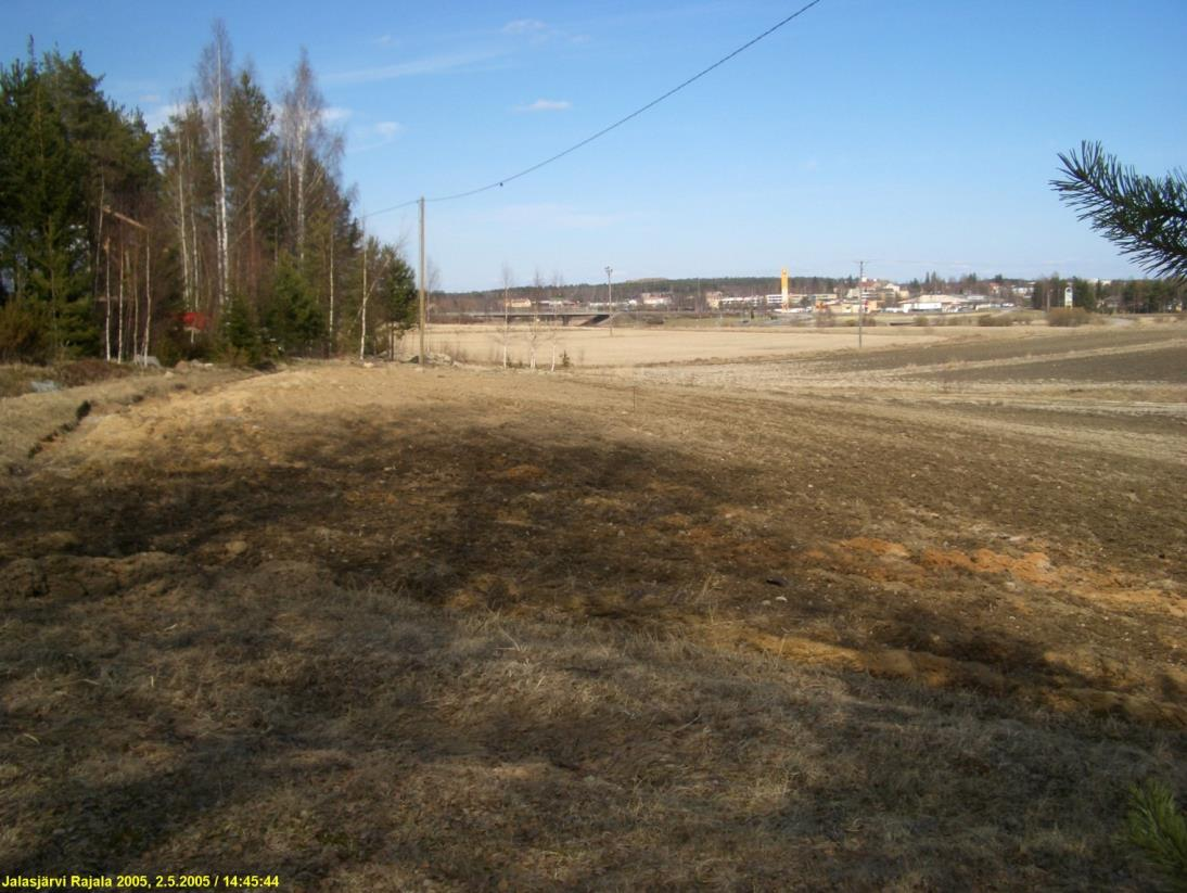 Rajalan kuvattuna idästä. Keskellä Rajalan talo.