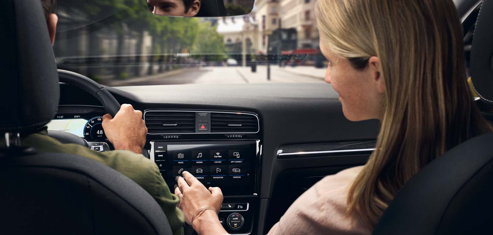 Infotainment Uuden Golfin ja Golf Variantin Infotainment-järjestelmät täyttävät tiukatkin vaatimukset esimerkiksi vakiovarusteisella kosketusnäytöllään ja puhelinliitännällään sekä lisävarusteena