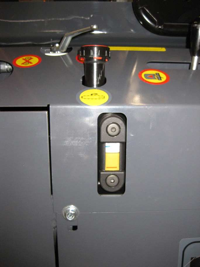 15 2.2. Hydrauliikkaöljyn lisäys, kuva 2.4 Hydrauliikkaöljyn määrä 135 l. Hydrauliikkaöljyn täyttöaukon korkki 2. Öljylaatu esim. Univis 32, SHELL Tellus 32, NESTE HYDRAULI 32 tai muu vastaava.