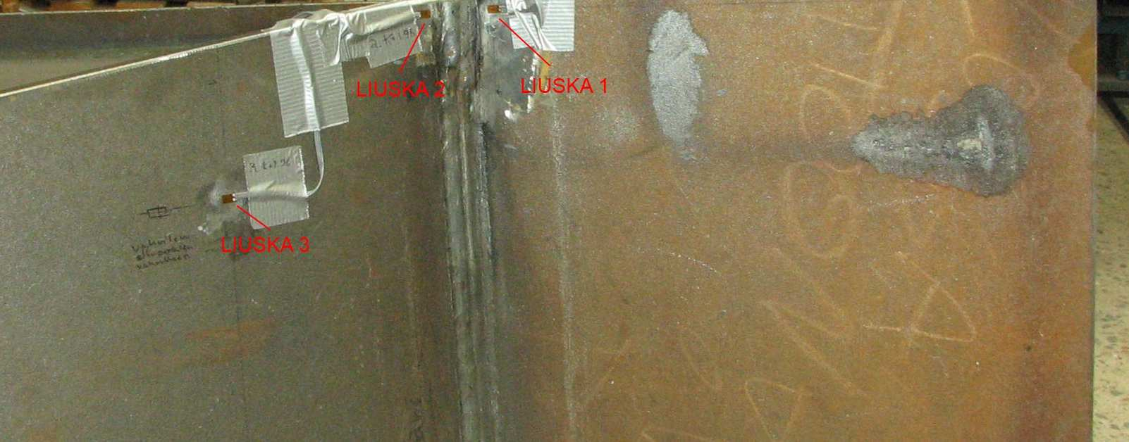 16 4 VENYMÄLIUSKAMITTAUKSET Rakenteessa esiintyvien jännitysten mittaamista varten tukipalkki on käytetty toisen kerran korjattavana ja sille on tehty uudet rasitustestit.