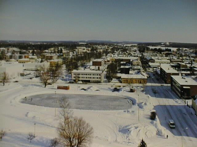 Kaukolämpöverkosto poisti savut Iisalmen keskustasta 1970-luvulla Puun käyttö väheni ja ilmanlaatu parani Suomen kaupungeissa