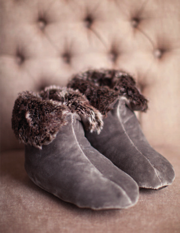ASPEN MINK & BROWNBEAR BOOTIES Lämpimät ja ylelliset keinomokkatohvelit, sisällä yhteensopiva keinoturkis.