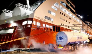 Itämeren ensimmäinen LNG bunkraus Gasum suoritti vuodenvaihteessa 2012/2013 yhteensä 15 rekallisen LNG-bunkraukset Viking Grace alukseen Viranomaiset TRAFI ja TUKES olivat paikalla todistamassa