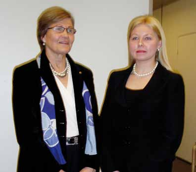 Naisyrittäjyyskeskus syntyi hanketoiminnan tuloksena Ritva Nyberg ja Taru Hautala (oik.) toimitusjohtajien vetäjänvaihdos tilaisuudessa 26
