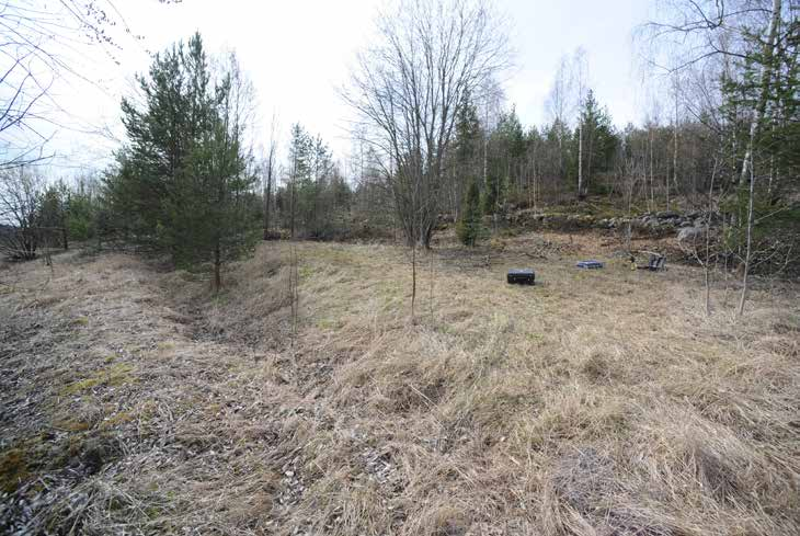 12 Kuva 1. Kukolan kiviaita vasemmalla rinteessä, keskellä vanha pelto ja oikealla nykyinen pelto. S. Huhtikuu 2014. K.Uotila / Muuritutkimus.