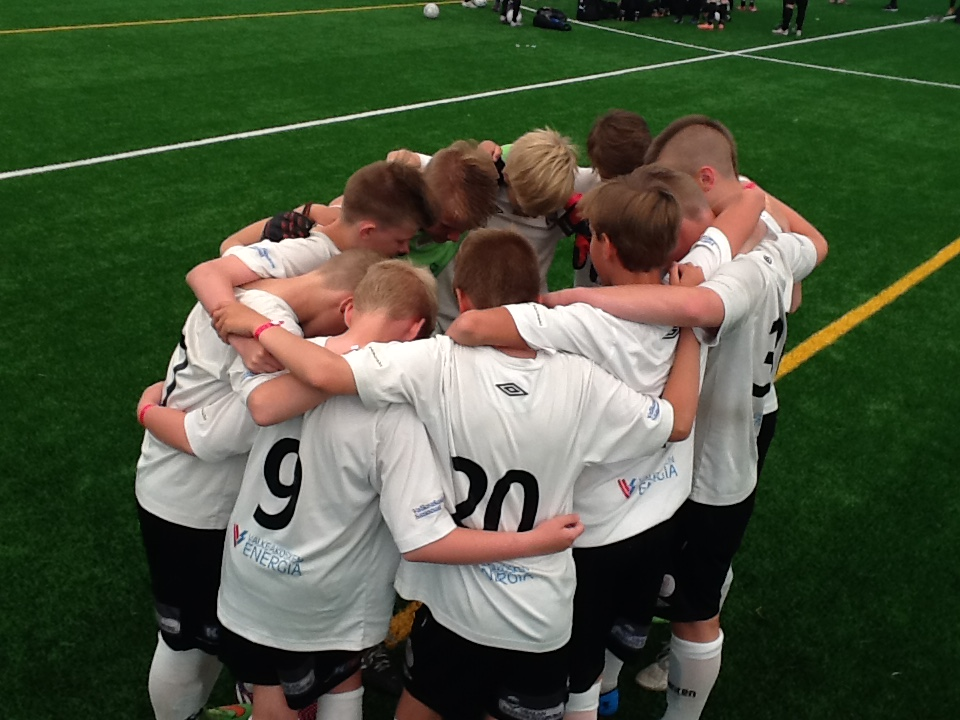 P13 Mustat WasaFootball Cupissa hopealle, Valkoiset yhdeksäs. D13 Mustat ja Valkoiset saivat nauttia hienosta kelistä Vaasassa 3.-5.7.2015 pidetyssä WasaFootballCupissa.