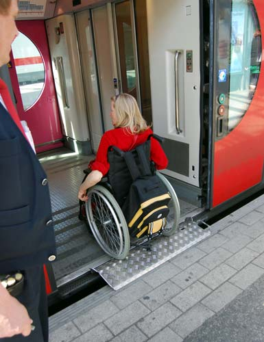 Laiturin ja kulkuvälineen yhteensopivuuden kehittäminen Kelattavan pyörätuolin käyttäjä ei pääse itsenäisesti raitiovaunuun sisään. Sähkömopon tai sähköpyörätuolin käyttäjä ei aina avustettunakaan.