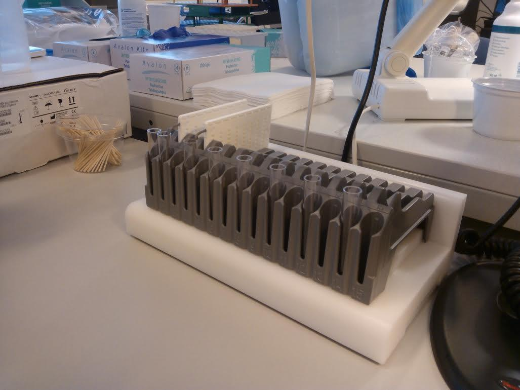 30 KUVA 5.2. Näytekasetti Smart Carrier -asemalla (Kuva: Katja Stenius 2015) Laitteen pipetointiasemalla mikrobisuspensiot laimennetaan sopiviksi antibioottiherkkyysmäärityskortteja varten.