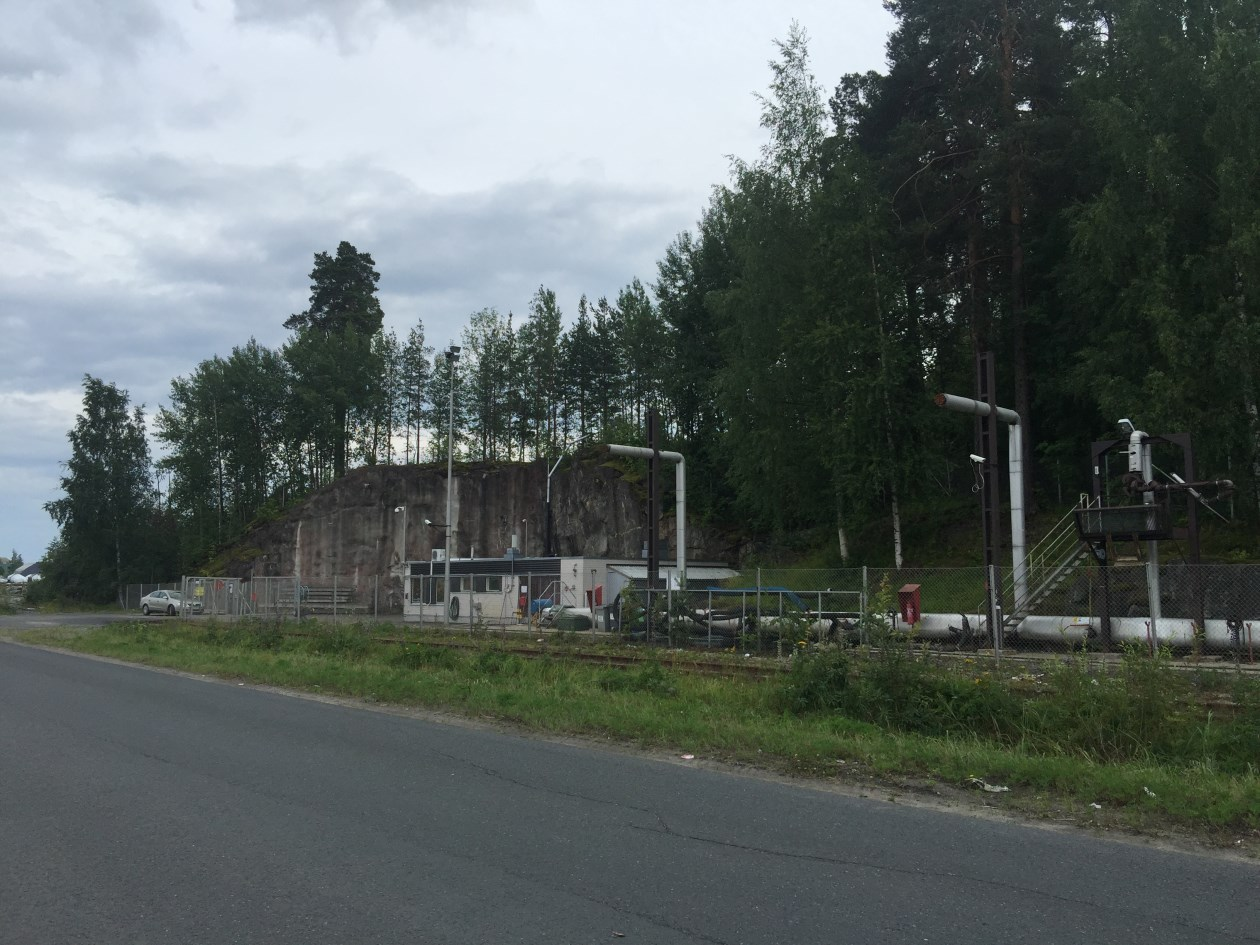 KUMPUSAARI-HAAPANIEMI-SAARISTOKATU 9 Voimalaitosalueen läheisyyteen, tontille 8-26-4 on vuonna 1974 valmistunut jätevedenpumppaamo.