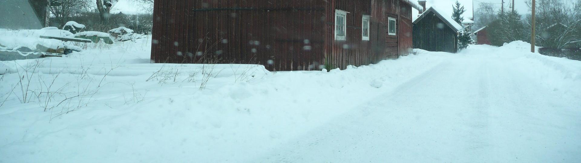 Tontilla oleva jälleenrakennuskauden pientalo Takasenkadulta. (Kuva:rakennusvalvonta) Viereisellä tontilla oleva maatalousrakennus.