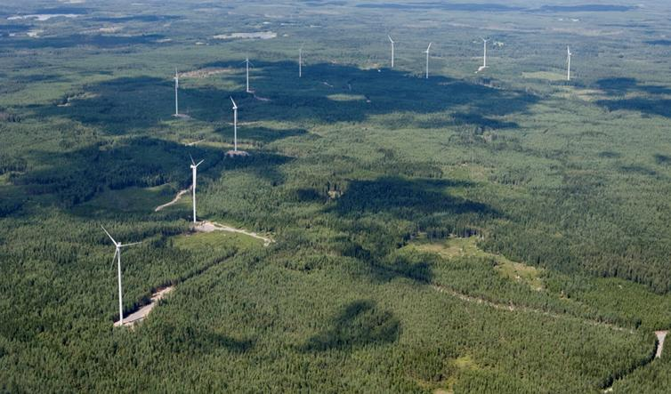 21 Kuva 3-6. Tuulivoimapuisto metsäisellä alueella. Stengårdsholman tuulivoimapuisto Ruotsissa, 10 voimalaa à 2 MW, napakorkeus 125 m, roottorin halkaisija 90 m. (Kuva: E.ON). 3.6.1 Tuulivoimalat Yksittäinen tuulivoimalaitos muodostuu perustuksen päälle asennettavasta tornista, 3- lapaisesta roottorista sekä konehuoneesta (Kuva 3-7).