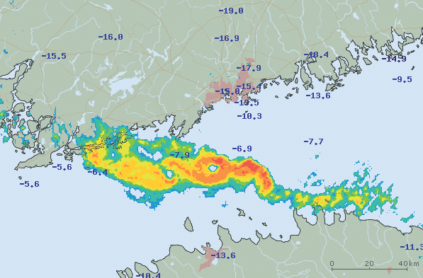 Silmä sadenauhassa - erikoinen ilmiö 15.12.2009 Suomenlahdella esiintyi 15.12. mielenkiintoinen pilvetön, äkkiseltään hurrikaania muistuttava silmä suuremman kuuronauhan keskellä.